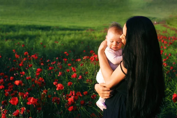 Menina Com Uma Criança Campo Papoula Conceito Maternidade Feliz — Fotografia de Stock