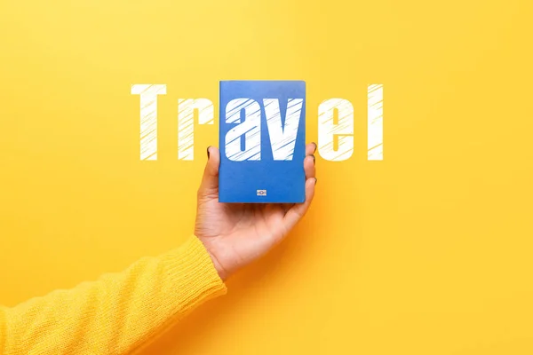 Modrý Cestovní Pas Ruce Přes Žluté Pozadí Světový Cestovní Koncept — Stock fotografie