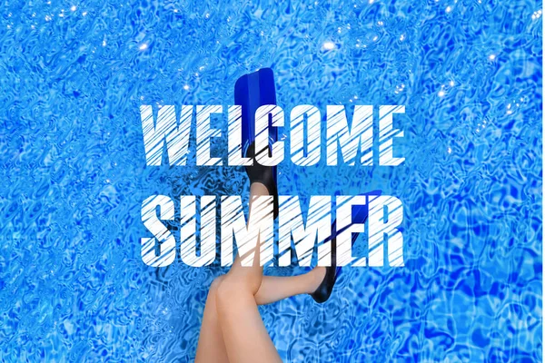 在游泳池的背景上 女性的腿在翻筋斗 欢迎夏天的到来 — 图库照片