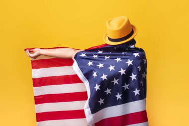 Sarı arka planda Amerikan bayrağı taşıyan kız, Amerikan bayrağı taşıyan şık şapkalı kız.