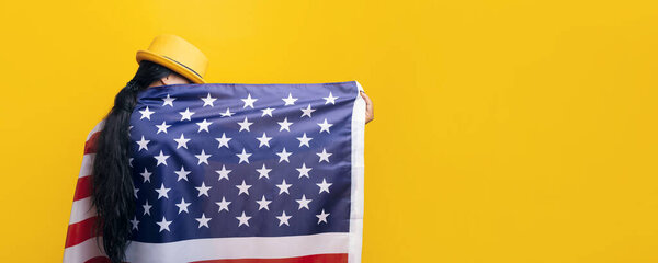 гир с американским флагом на жёлтом фоне, девушка в модной шляпе с флагом США