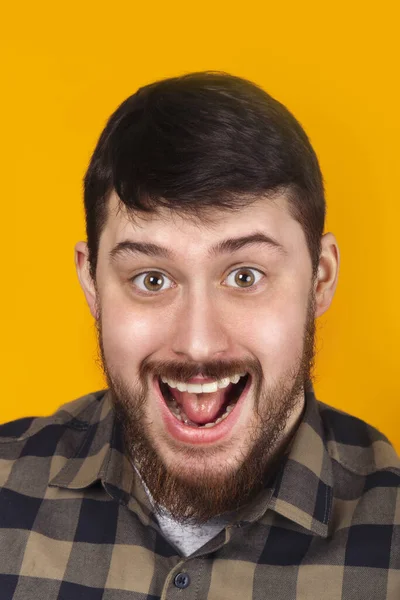 Engraçado Homem Cômico Sorrindo Fundo Amarelo — Fotografia de Stock