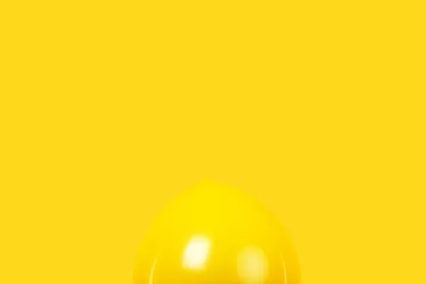 Жовта Надувна Куля Жовтому Фоні Святковий Фон — стокове фото