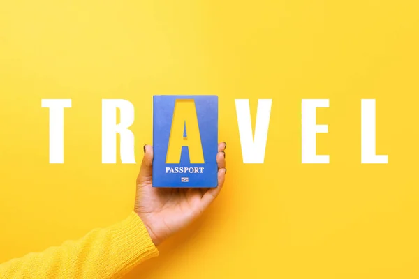 Passaporte Azul Mão Sobre Fundo Amarelo Conceito Viagem Mundial — Fotografia de Stock