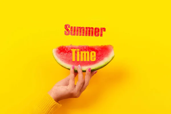 黄色背景下的西瓜片 夏季概念 — 图库照片