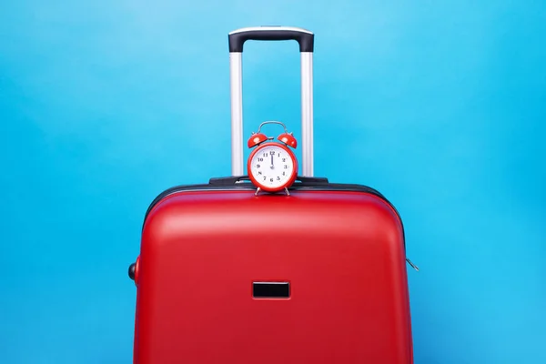 Estuche Viaje Con Despertador Sobre Fondo Azul Hora Viajar Concepto — Foto de Stock