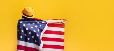 Sarı arka planda Amerikan bayrağı taşıyan kız, Amerikan bayrağı taşıyan şık şapkalı kız.