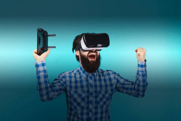 Bebaarde Man Verheugt Zich Overwinning Glazen Van Virtual Reality Blauwe — Stockfoto