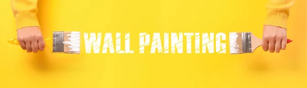 Sarı Arkaplan Üzerinde Boya Fırçası Duvar Boyası Konsepti Panoramik Resim — Stok fotoğraf