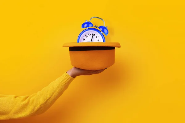 Sarı Arka Planda Mavi Saati Olan Şık Sarı Keçeli Şapka — Stok fotoğraf