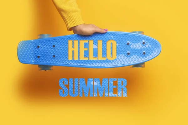 蓝色滑板在黄色背景上 夏天在滑板上的题词 — 图库照片