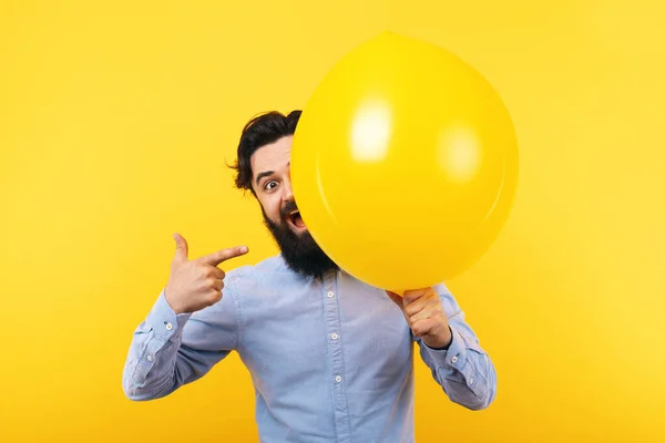 Skäggig Man Med Ballong Positivt Humör Koncept Kille Med Tillbehör — Stockfoto