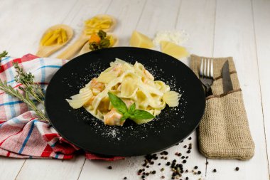 Somon ve kremalı makarna.