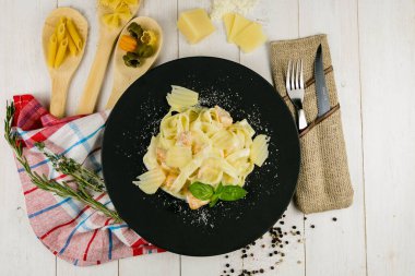 Somon ve kremalı makarna.