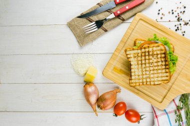 Marullu sandviç, domates ve pirzola.