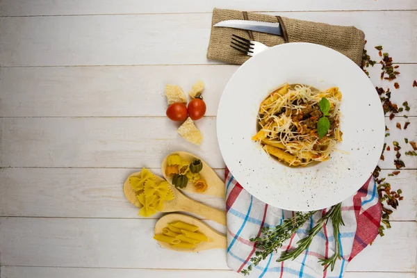 Pasta boloñesa con queso sobre fondo de madera — Foto de Stock