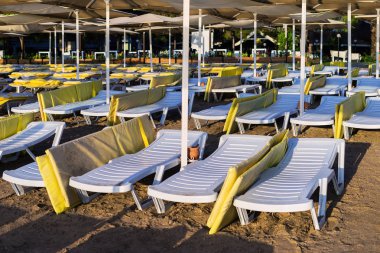 Boş şezlong sahilde. Sabahın erken saatlerinde kentsel plaj. İnsanlar olmadan Beach