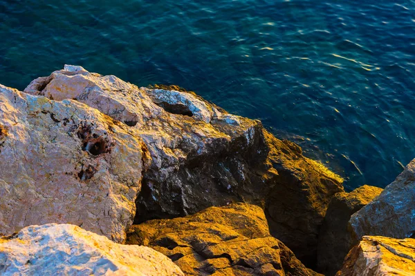 Stone Precipice Sea Large Stones Blue Water Coast Setting Sun — Stock Photo, Image