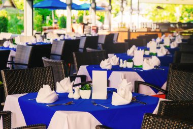 Restoran salonu. Boş tablolar bir kafede güneşli bir gün.