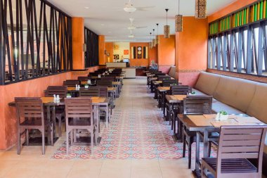 Yemek odası boş olur. Sandalyeler, otel restoranında tablolarla.