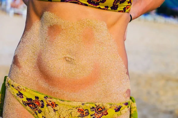 Γελαστούλης Από Την Άμμο Στην Κοιλιά Μιας Γυναίκας Προσκολλημένη Άμμο — Φωτογραφία Αρχείου
