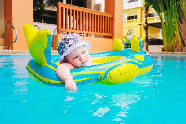 Ein Junge Schwimmt Einem Pool Einem Aufblasbaren Fisch — Stockfoto