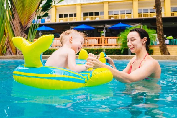 Rapaz Mãe Estão Nadar Numa Piscina Uma Criança Brinca Piscina Fotos De Bancos De Imagens