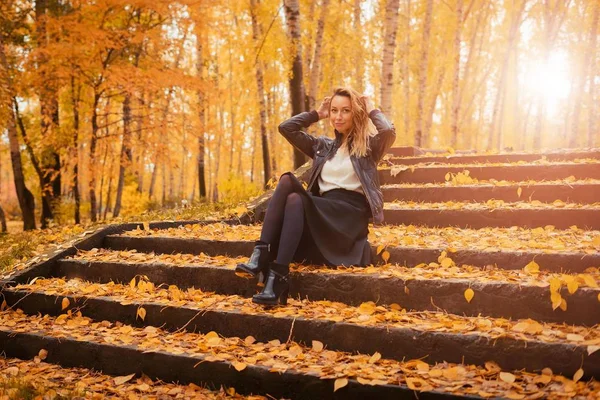 Девушка Сидит Лестнице Осеннем Лесу Брюнетка Кожаной Куртке Сидит Ступеньках — стоковое фото