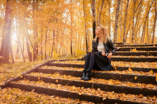 Девушка Сидит Лестнице Осеннем Лесу Брюнетка Кожаной Куртке Телефоном Руках — стоковое фото