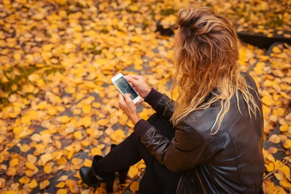 Lány Lépcsőn Őszi Erdő Barna Bőr Kabát Telefon Keze Sms Jogdíjmentes Stock Fotók