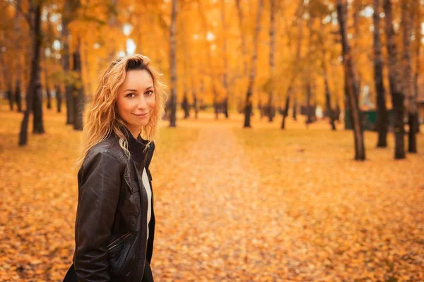 Девушка Проходит Через Осенний Парк Брюнетка Кожаной Куртке Лесу Желтый — стоковое фото