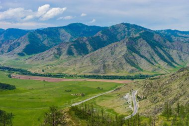 Aşağıdaki yol ile dağ Vadisi. Dağ manzarası bir yükseklikten. Altay