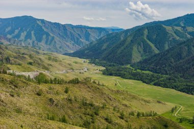 Aşağıdaki yol ile dağ Vadisi. Dağ manzarası bir yükseklikten. Altay