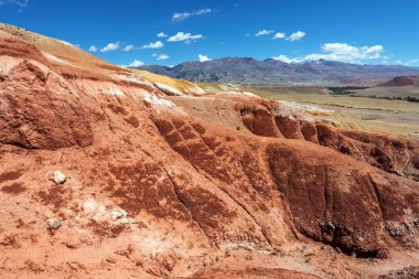 Kırmızı Dağları ile manzara. Altay Mars denilen Dağları. Kahverengi toprak
