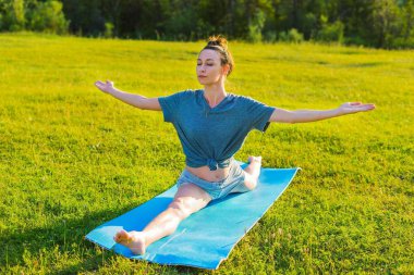 Yoga gün batımında dağlarda. Kız Fitness'ın bahçesinde yapıyor. Akşam günbatımı gevşeme ve spor