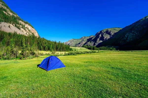 Zelt Auf Dem Gras Zwischen Den Bergen Zelten Fuße Des — Stockfoto