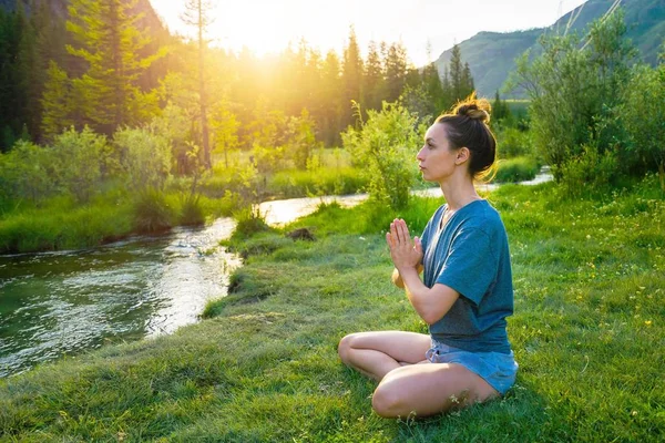 Uma Rapariga Está Meditar Num Prado Turista Está Uma Pose — Fotografia de Stock