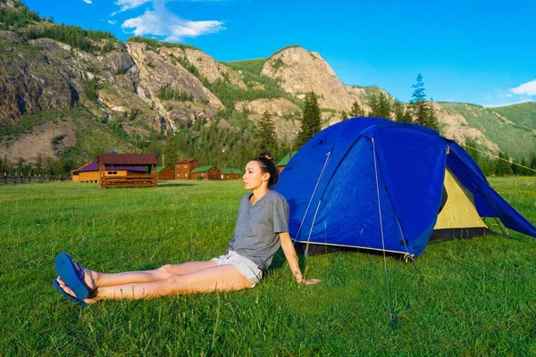 Das Mädchen Sitzt Einem Touristenzelt Gras Zelten Fuße Des Berges — Stockfoto