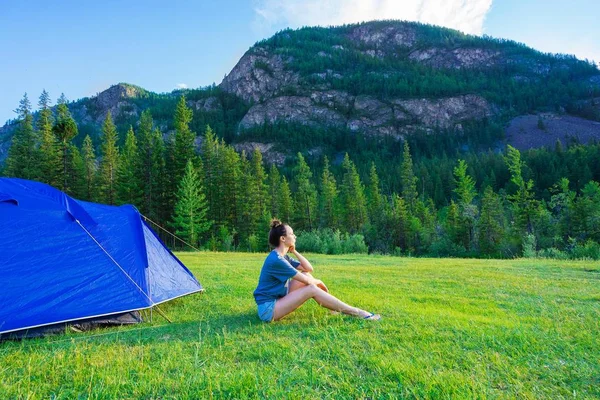 Das Mädchen Sitzt Einem Touristenzelt Gras Zelten Fuße Des Berges — Stockfoto
