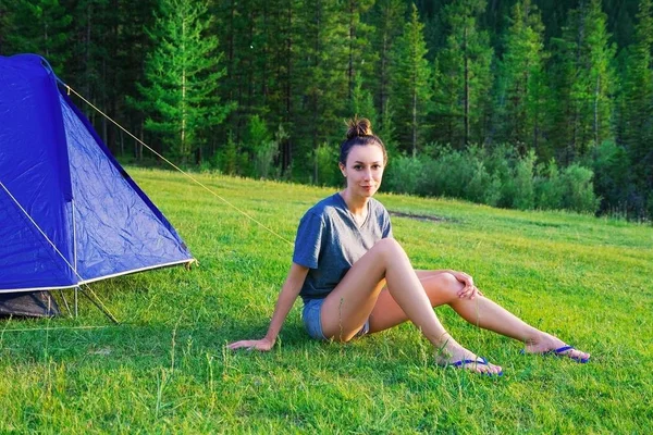 Das Mädchen Sitzt Einem Touristenzelt Gras Zelten Fuße Des Berges — Stockfoto