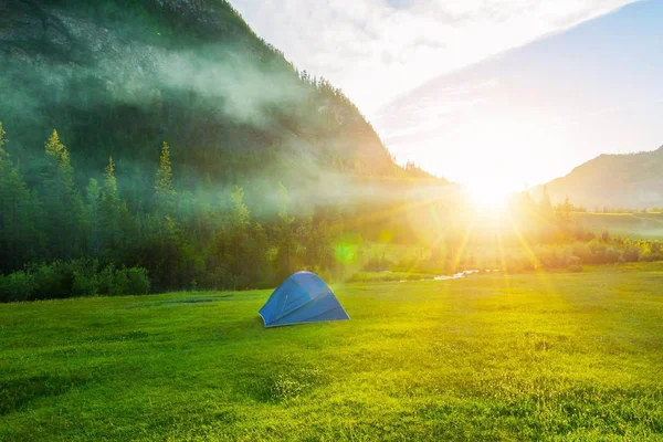 Touristenzelt Fuße Der Berge Zelten Auf Dem Rasen Der Nähe — Stockfoto