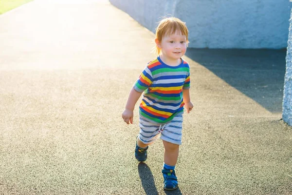 Ένα Μικρό Αγόρι Τρέχει Κατά Μήκος Του Δρόμου Παιδί Περπατά — Φωτογραφία Αρχείου