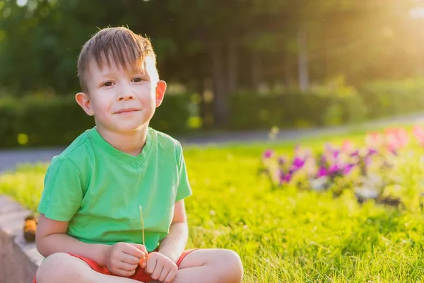 Αγόρι Κάθεται Γκριμάτσες Και Πόζες Πορτρέτο Του Ένα Preschooler Αγόρι — Φωτογραφία Αρχείου