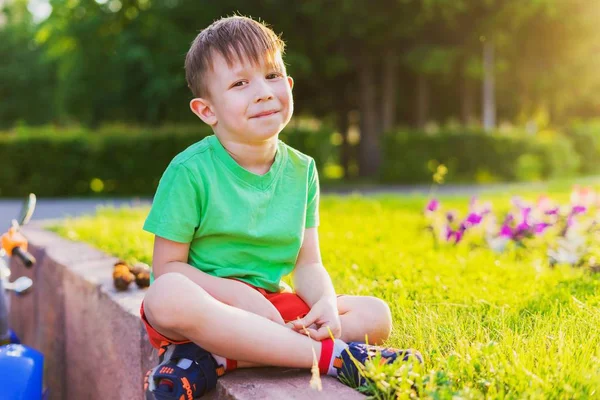 Αγόρι Κάθεται Γκριμάτσες Και Πόζες Πορτρέτο Του Ένα Preschooler Αγόρι — Φωτογραφία Αρχείου