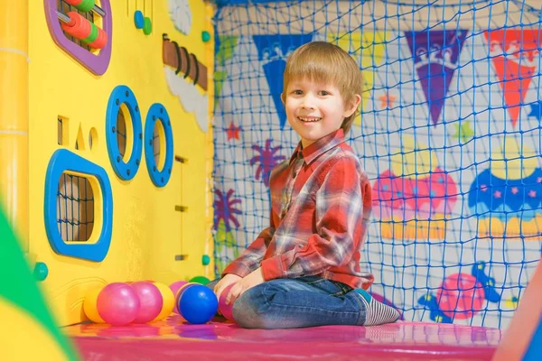 Мальчик Играет Детском Лабиринте Ребенок Детской Комнате Мальчик Дошкольник Рубашке Лицензионные Стоковые Изображения