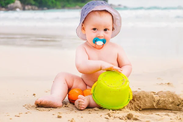 Menino na praia Fotos De Bancos De Imagens