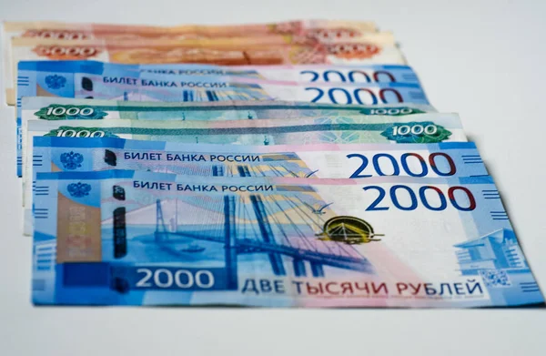 Російські Паперові Гроші Рубці Банкноти Номіналом 2000 5000 Рублів Фінанси — стокове фото