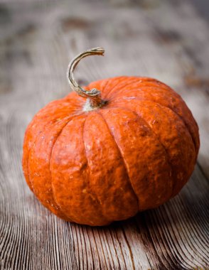 Ahşap arka planda kırmızı balkabağı. Sebzeler. Vejetaryen konsepti, sağlıklı yemek..