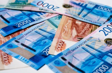 Rus kağıt parası. Ruble. Banknotlar 2000 ve 5000 ruble değerinde. Finans.