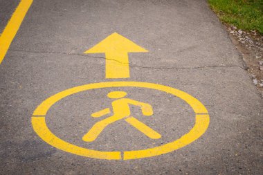  Yol tabelası. Yaya bölgesi. Yürümek için bir yol.